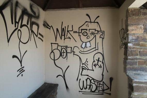 O staţie de autobuz vandalizată a fost refăcut integral de un necunoscut. Cum arată acum 