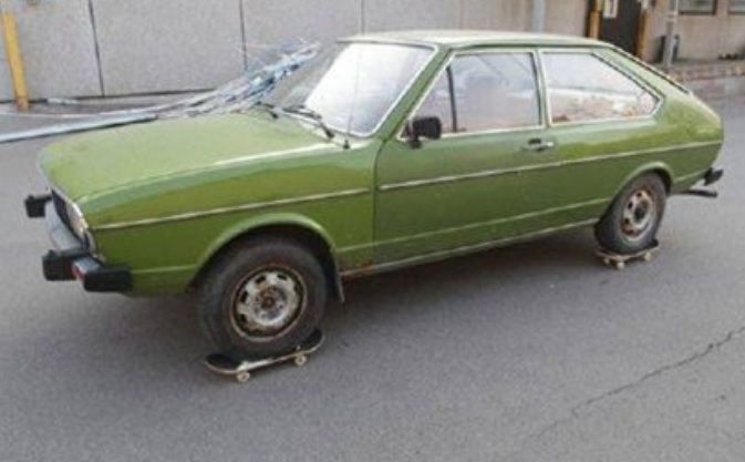 S-a făcut de RÂS. Maşina lui nu avea motor, dar mergea pe stradă. Cele mai hilare improvizaţii