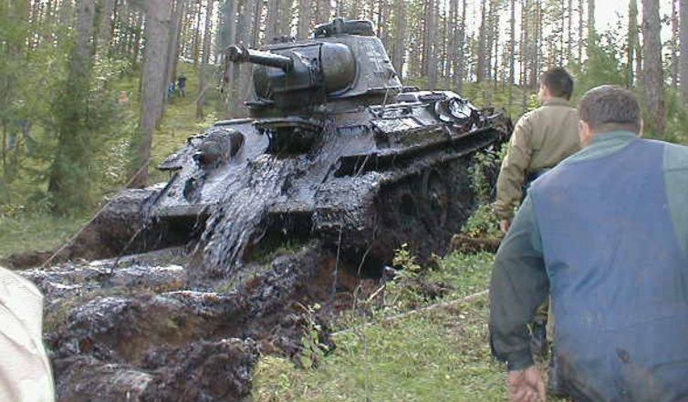 Au "pescuit" din lac un TANC din Al II-lea Război Mondial. Ce au găsit în el. Au ÎNGHEŢAT de frică