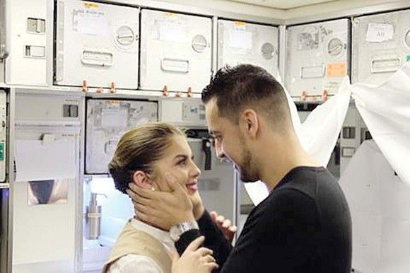 Moment UNIC, la 10.000 de metri altitudine. Surpriza unei stewardese românce: iubitul ei...