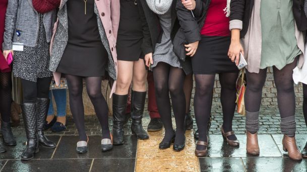 Parlamentul din Israel a interzis fustele scurte. Angajatele primesc întâi un avertisment