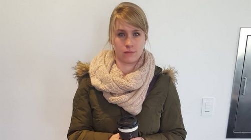 Purta ţinuta din imagine pe străzile din oraş. Ce i-a spus un bărbat a lăsat-o fără cuvinte