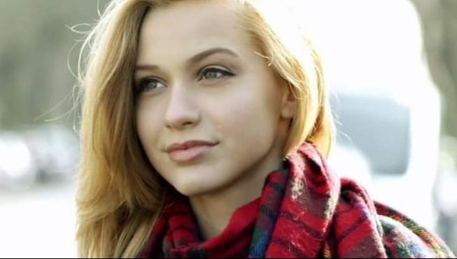 O fată superbă de 16 ani s-a spânzurat în toaleta școlii. Motivul e halucinant