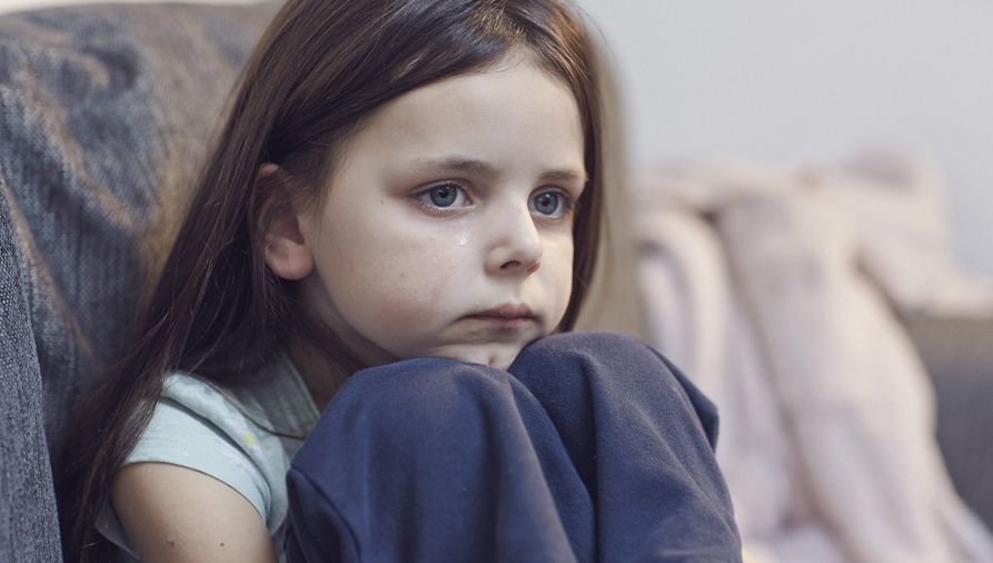 Mai mulţi bărbaţi au violat o fetiţă de 11 ani. Totul a fost plănuit de tatăl acesteia