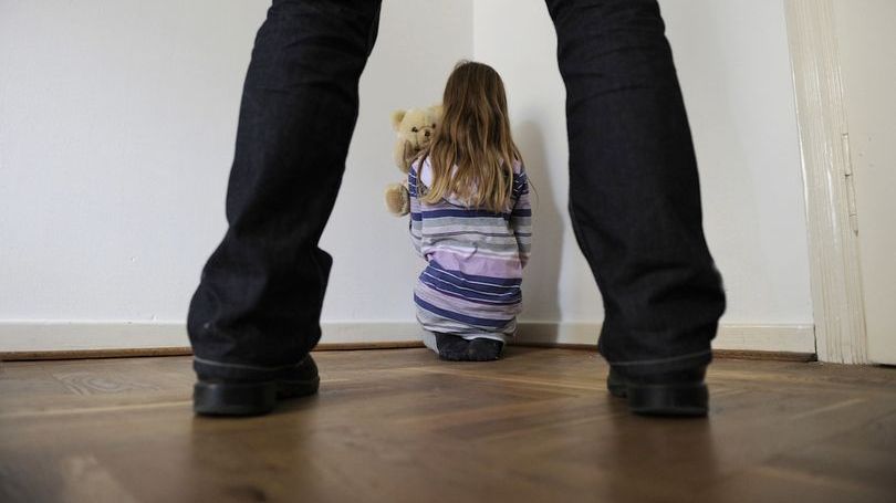 Preot acuzat că a abuzat sexual o fetiţă de 5 ani! Micuţa a desenat scenele violului 