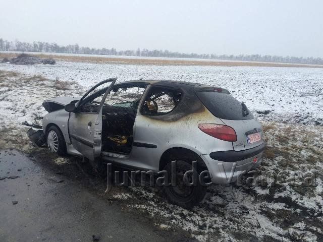 Accident GRAV pe DN2, în această dimineață. Ciocnire frontală, o mașină a luat foc FOTO