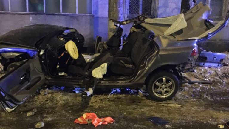 Tragedie în Focșani: Tânăr de 21 de ani, mort după ce mașina în care se afla a intrat într-un copac