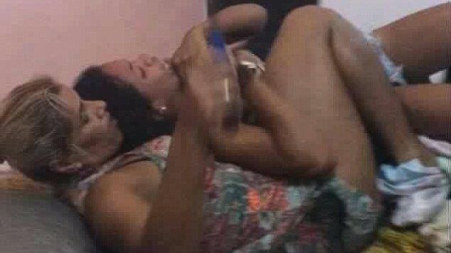 Moment stânjenitor pentru o amantă! Soţia furioasă a dezbrăcat-o şi a plimbat-o goală pe străzi