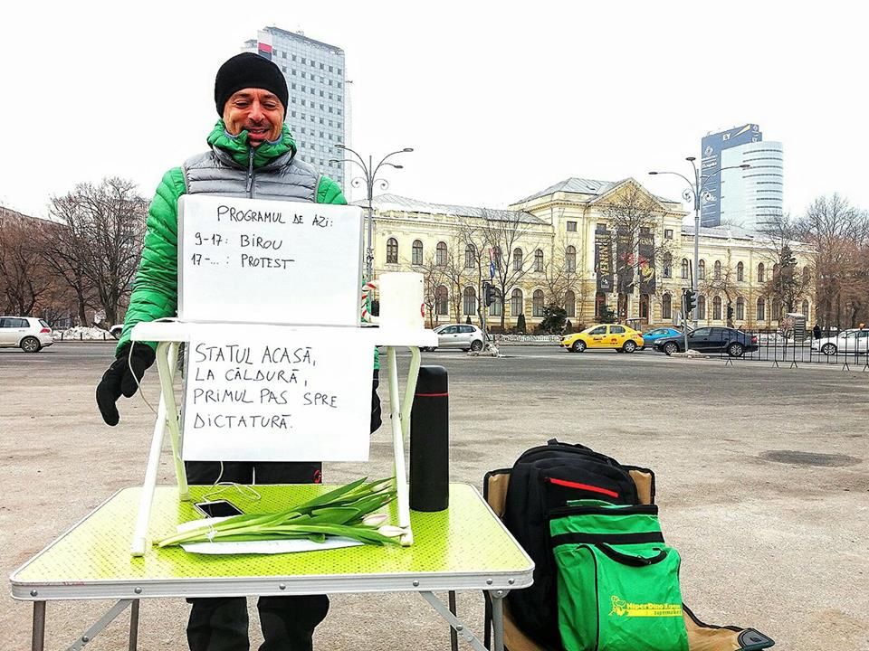 #Proteste. Antreprenorul român care şi-a mutat biroul în Piaţa Victoriei