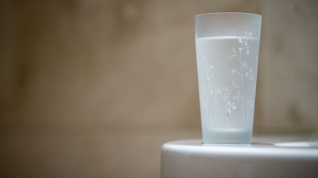 Motivul pentru care NU ar trebui să bei niciodată apă în timp ce mănânci 