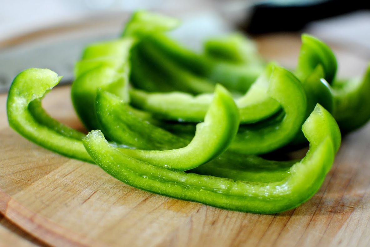 A tăiat un ardei cumpărat din supermarket. Ce a găsit înăuntru a uimit-o