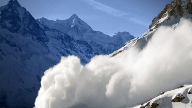 Avertismentul salvamontiştilor: Risc mare de avalanșe în munții Făgăraș și Bucegi 