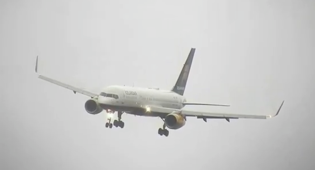 Video terifiant. Cum a încercat să aterizeze un avion pe vânt puternic, în această dimineață