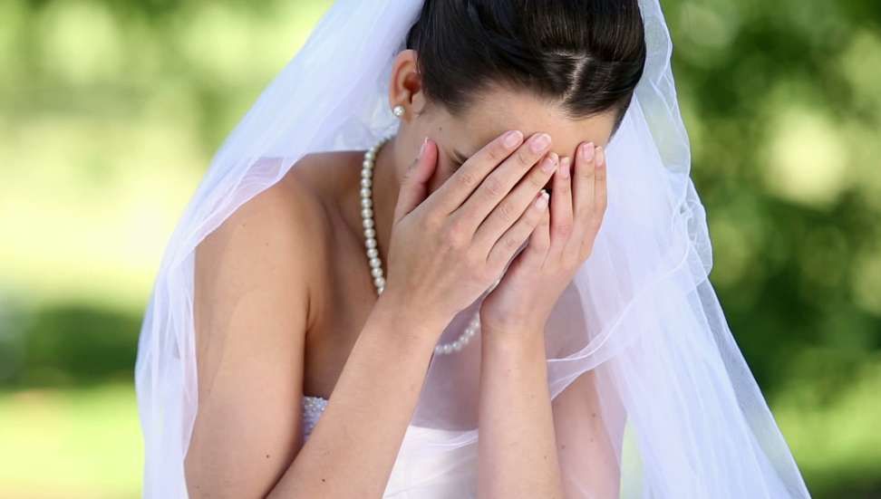 Mireasa i-a garantat că e virgină.În noaptea nunţii mirele a descoperit ceva ŞOC.A luat un bici şi..