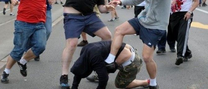 Tânăr bătut cu bestialitate de doi cerşetori în plină stradă, pentru că a refuzat să le dea bani