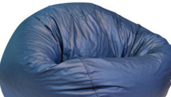 S-a aşezat pe fotoliu şi le-a citit copiilor o poveste. Când s-a ridicat, şoc! Era sub el, mort