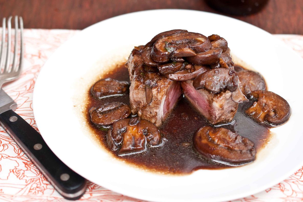 Toarnă bere peste carnea pe care vrei s-o gătești. Efectul este uimitor 