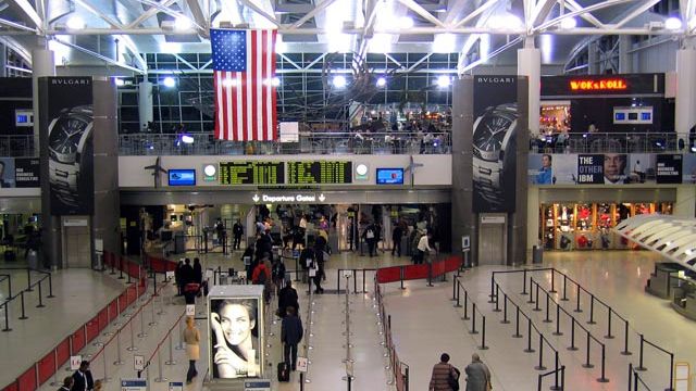 Cântăreţul Florin Salam, reţinut pe aeroport în SUA. Ce i-au găsit vameşii în bagaj