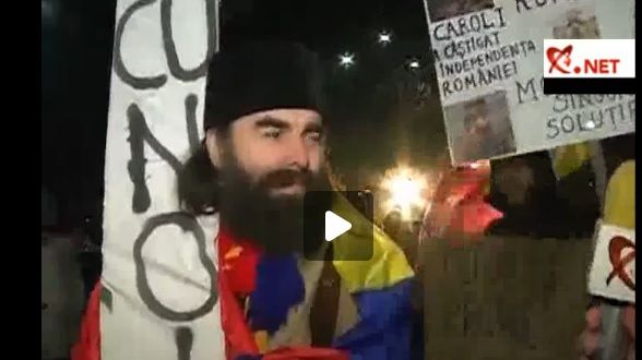 VIRAL. Călugăr la protestul din Piaţa Victoriei, întrebat de ce a venit: "Să mă rog! ALTĂ ÎNTREBARE!