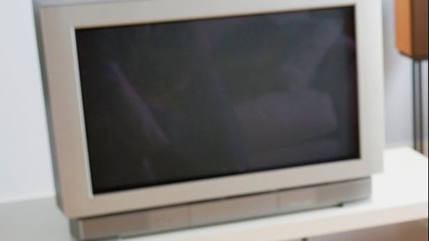 Acum 30 de ani, a ascuns o sumă uriașă de bani în carcasa televizorului. Ce a descoperit acum