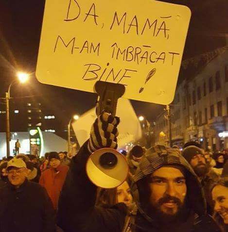 Cele mai amuzante pancarte din Piaţa Victoriei. Românii chiar au umor