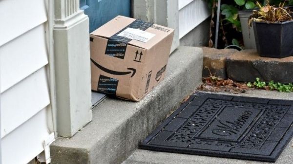 A primit un colet de la Amazon. Când a deschis cutia, a rămas şocată. Ce se afla în interior