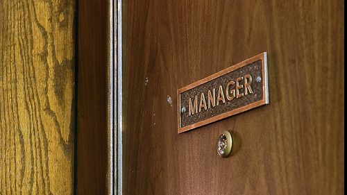 Cum arată femeia care spune că a fost dată afară de la serviciu pentru că e prea frumoasă