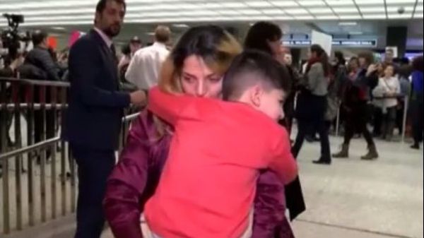 Copil de 5 ani, încătușat la granița SUA. "Și cei foarte tineri pot fi o amenințare de securitate"