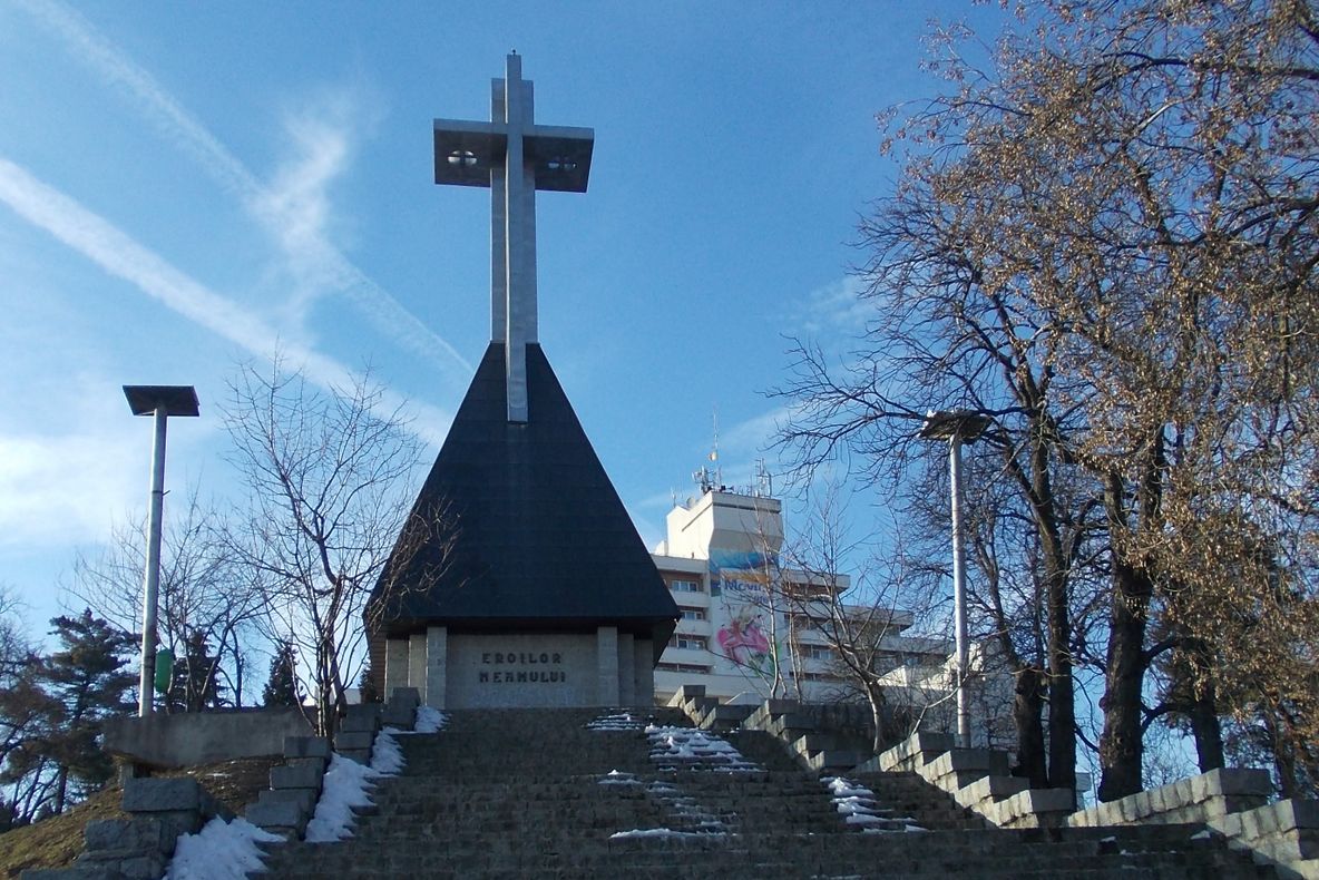 Monumentul Eroilor din Cluj, vandalizat! Pe pereți apar imagini cu politicieni după gratii