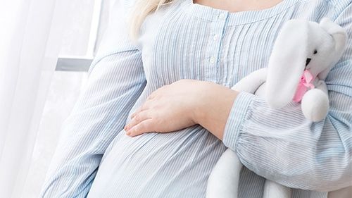 Cum erau forţate femeile să nască în urmă cu 100 de ani. Aşa erau ţinute gravidele