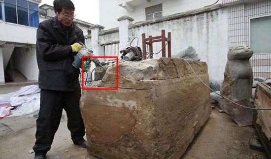 Muncitorii lucrau la drum când au dat peste o CUTIE URIAȘĂ din piatră. De necrezut ce era înăuntru