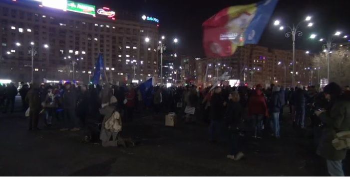 #Rezist, ziua 22. Peste o sută de persoane au protestat în Piaţa Victoriei - "Zi de zi, aici vom fi"
