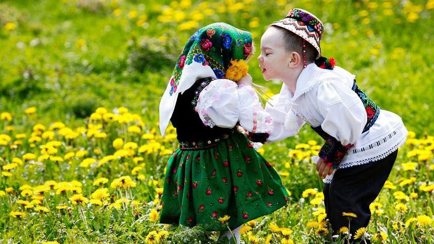 Cele mai frumoase tradiţii de DRAGOBETE: Îndrăgostiții trebuie neapărat să...