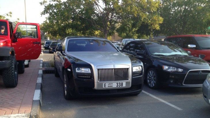 Ce maşini luxoase conduc studenţii din Dubai. Fotografii surprinse direct din parcare 