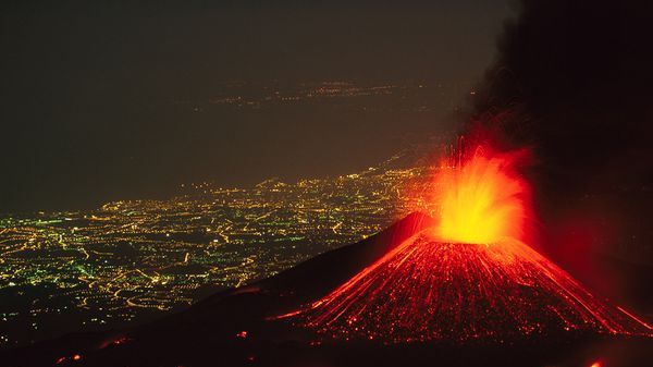 Imagine spectaculoasă cu ERUPŢIA vulcanului Etna, văzută din spaţiu de un astronaut