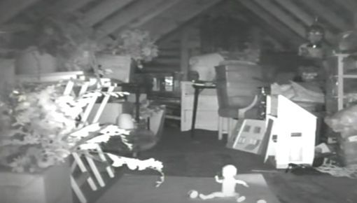 Auzeau zgomote ciudate din pod şi au montat o cameră. Când s-au uitat pe imagini au INCREMENIT 