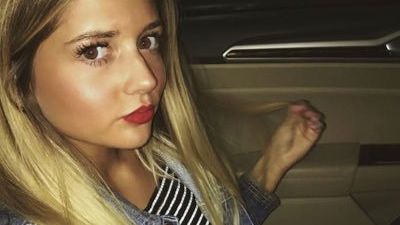 Era la întâlnire cu iubitul, când a văzut o fată care o urmărea. A înlemnit când a aflat cine era