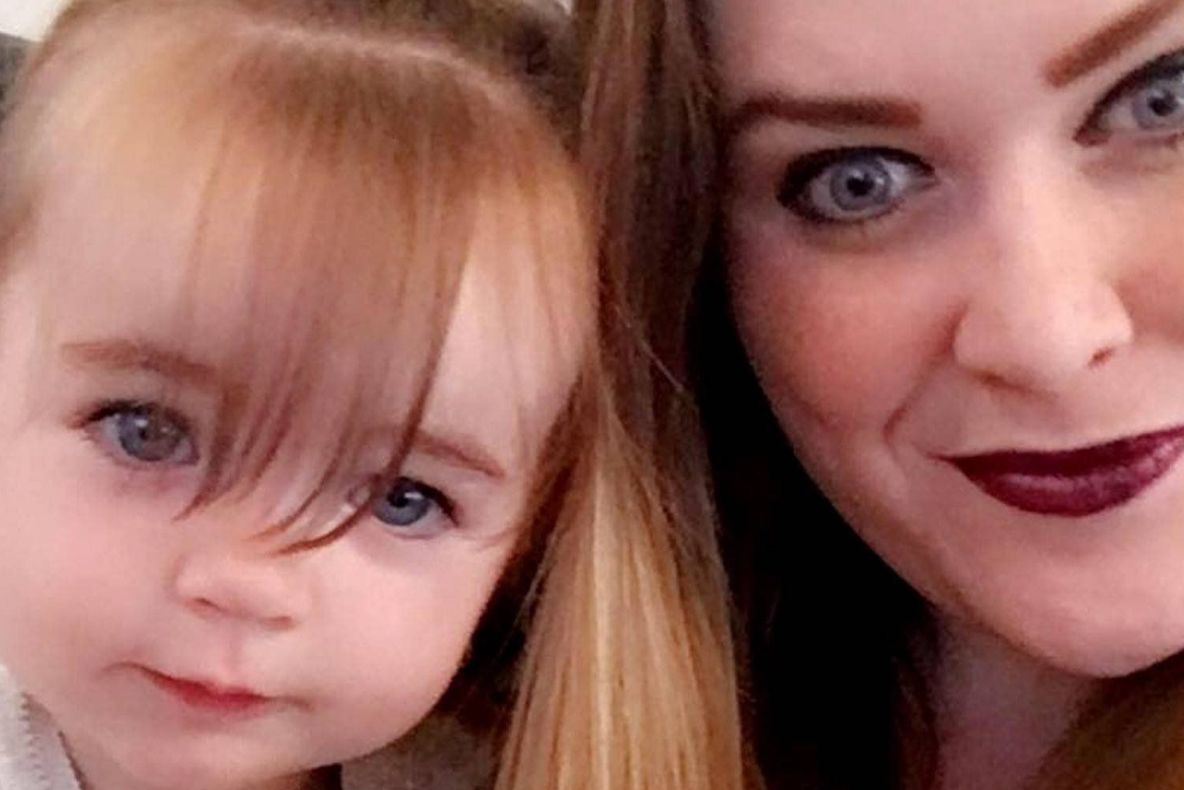 Atac rasist în plină stradă! O fetiţă de numai nouă luni a fost scuipată şi înjurată sub ochii mamei