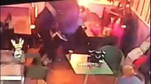 Gest îngrozitor al unui bărbat din Buhuși. Și-a incendiat soția chiar în fața copiilor