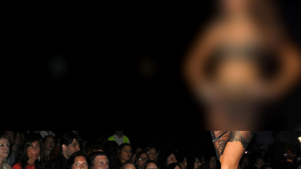 În club, la o prezentare de lenjerie, un model se împiedică şi cade....Ce au făcut bărbaţii - şocant