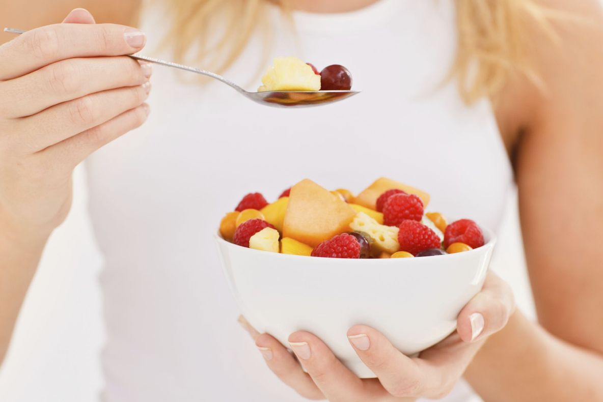 Ce se întâmplă dacă mănânci fructe pe stomacul gol