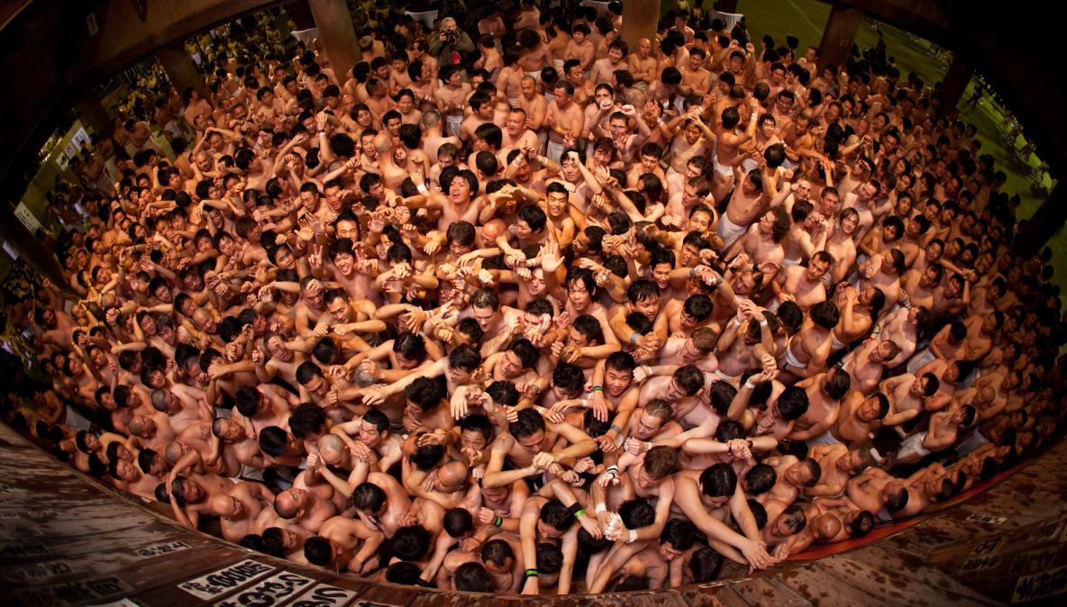 10.000 de bărbaţi s-au dezbrăcat în miez de noapte într-un templu. Motivul este de-a dreptul bizar