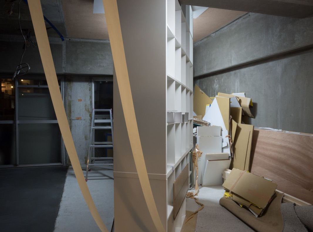 A cumpărat nişte etajere banale şi le-a transformat. Când intri în casa lui, nu-ţi vine să crezi!