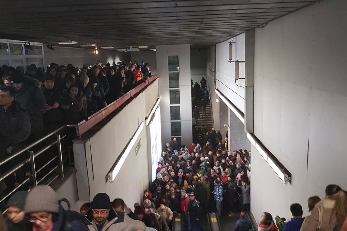 Aglomeraţie mare la metrou. Anunţul de ultimă oră al METROREX!
