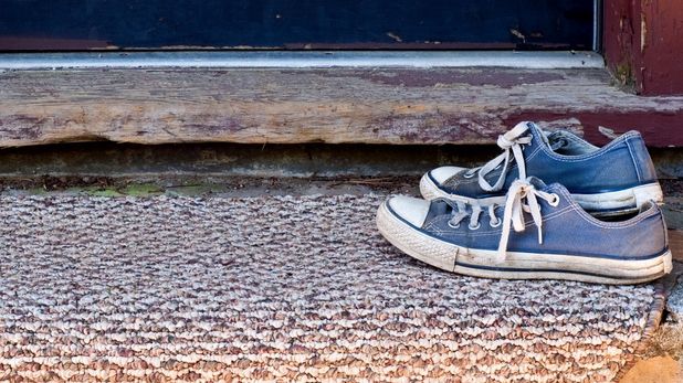 De ce nu e indicat să intri încălţat în casă? Te poţi îmbolnăvi şi de cancer