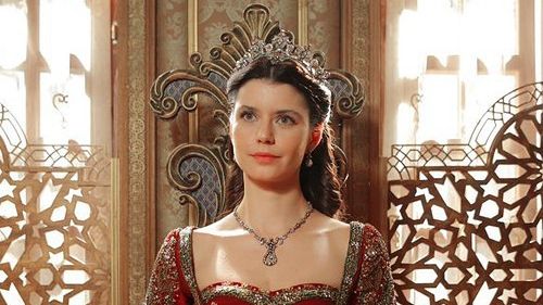 Cum arată în realitate sultana Kosem. Seamănă actriţa Beren Saat cu cea care a trăit în anii 1600?
