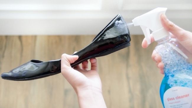 Ce se întâmplă dacă foloseşti spray de curăţat geamurile pe pantofii de lac. Nu te aşteptai la asta