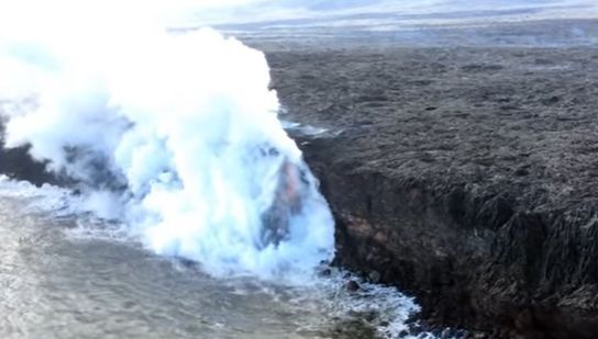 Faleza unei insule a căzut din cauza unui "robinet de lavă". Totul a fost filmat