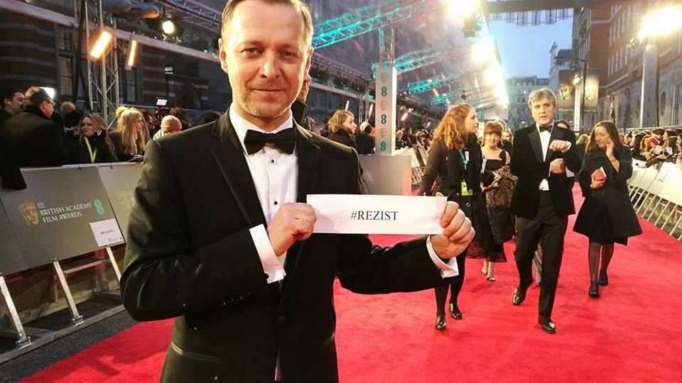 Mesajul #REZIST a ajuns și pe covorul roșu al galei premiilor BAFTA de la Londra