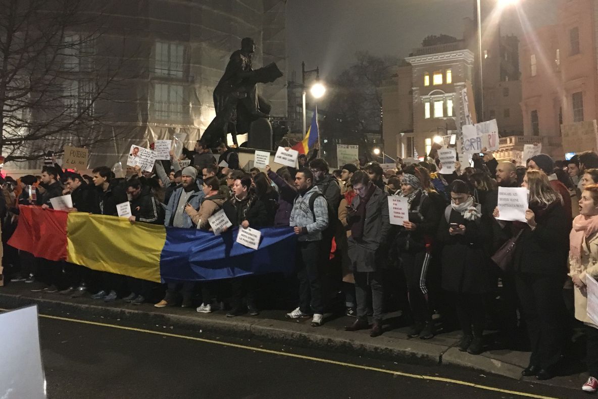 Proteste în DIASPORĂ. Românii au ieşit în stradă şi în marile oraşe europene
